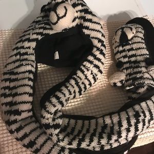 Black & White Animal Scarf | Mittens